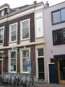 820749 Gezicht op de voorgevel van het pand Twijnstraat 28 - 28bis (Boswijk Apotheek) te Utrecht.N.B. Tussen ca. 1860 ...